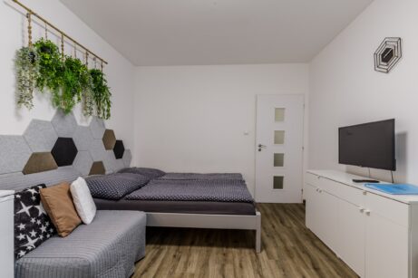 Spací část apartmánu s postelí a pohovkou – Neratovice, Masarykova 69/2