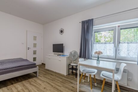 Jídelní kout a okno apartmánu orientované do dvora – Neratovice, Masarykova 69/2