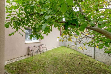 Pohled na vnitřní dvůr u okna apartmánu – Neratovice, Masarykova 69/2