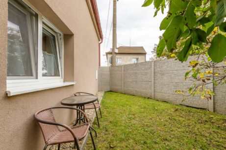 Dvůr a okno apartmánu – Neratovice, Masarykova 69/2