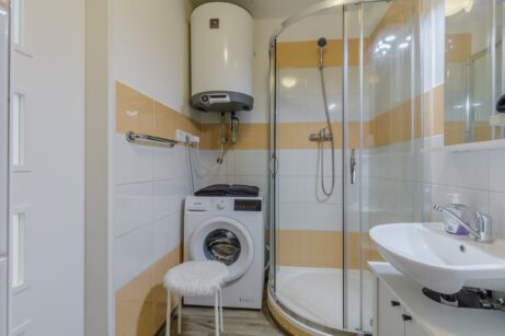 Koupelna se sprchovým koutem a pračkou – Neratovice, Masarykova 69/2