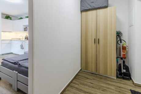 Úložná skříň v předsíni apartmánu – Neratovice, Masarykova 69/2