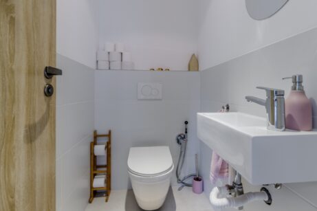 Samostatné WC s&nbsp;umyvadlem